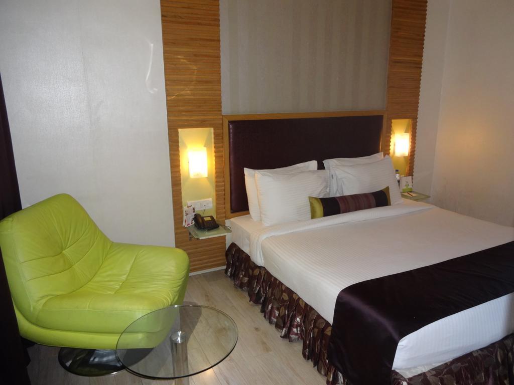 The Purple Leaf Hotels Hyderabad Exterior foto